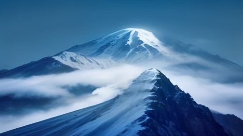 《断背山》深度评测配图——两位男主角骑马穿越开阔山谷的远景镜头，苍茫壮阔的自然景观与压抑情感形成强烈视觉张力